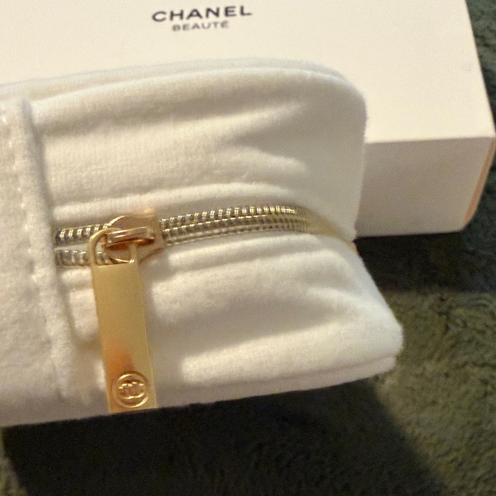 CHANEL White and Gold Cosmetic Pouch - Picture 2 of 6